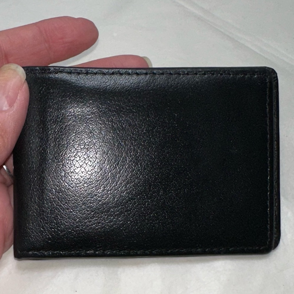 Men’s black unbranded leather ID bifold card holder/wallet